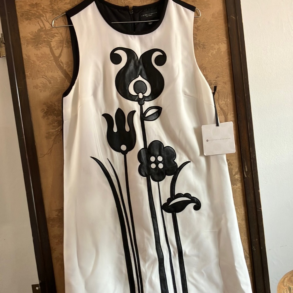 NWT Victoria Beckham blk and white dress with blk appliqués. medium. Stunning.